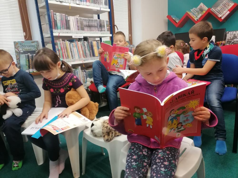 První návštěva v knihovně - předávání slabikářů malým čtenářům